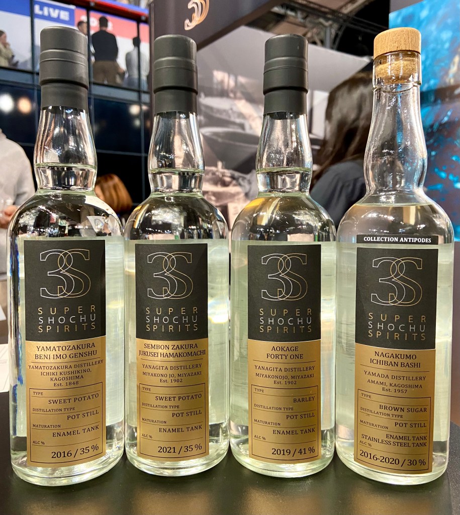 Shochu Yamatozakura Beni Imo Genshu 2016, Shochu Sembon Zakura Jukusei Hamakomachi 2021, Shochu Aokage Forty One 2019 et Shochu Nagakumo Ichiban Bashi 2016-2020