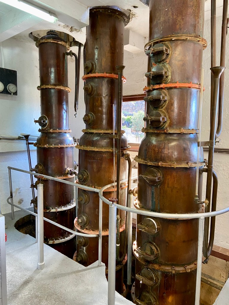 Le rhum de Madère - Sociedade dos Engenhos da Calheta - Les trois colonnes en cuivre centenaires