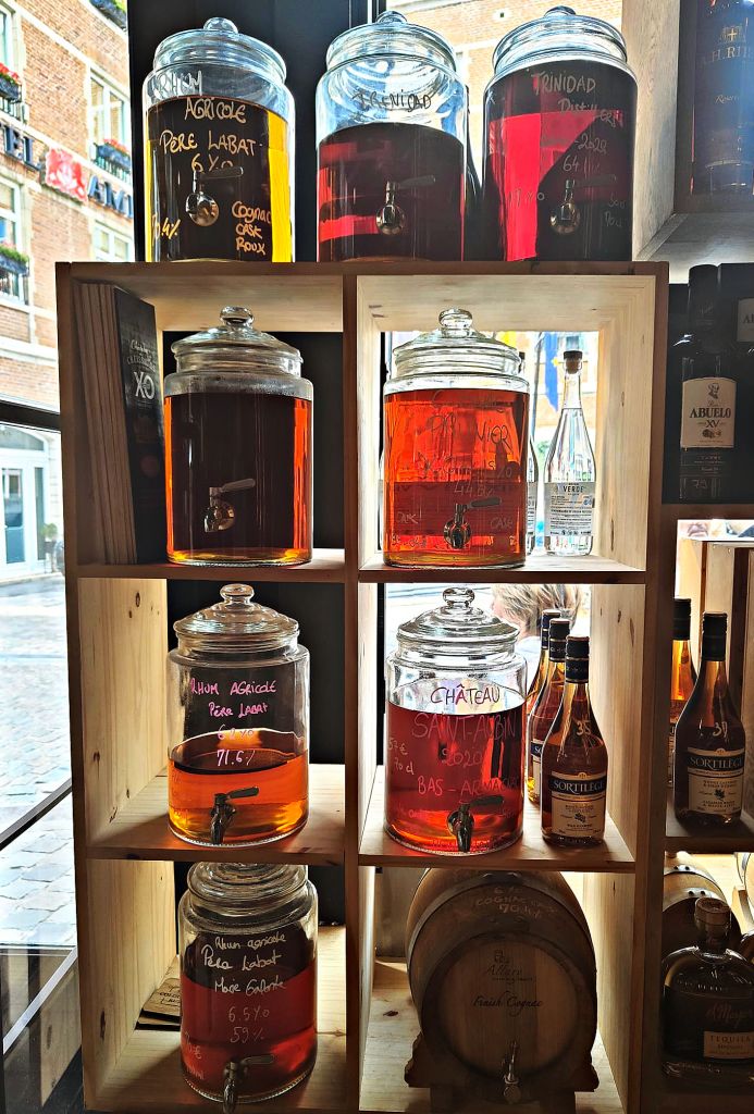 Boutique Rhum Attitude Bruxelles - Les bonbonnes pour remplir ses bouteilles, dont les Père Labat à différents degrés