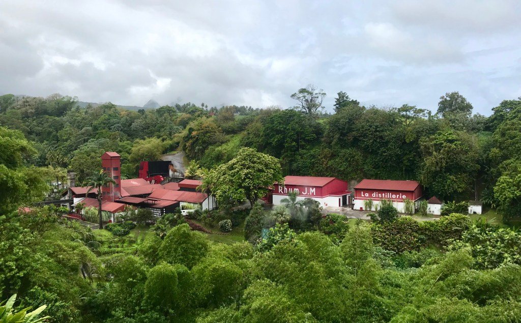 Rhum J.M 10 ans - La distillerie J.M dans son écrin de verdure